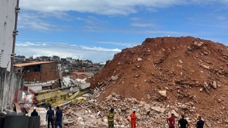 Construtora se posiciona após acidente com retroescavadeira causar desabamento no Rio Vermelho